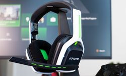 Astro Gaming A20 Gen 2 Aquarius Green Desk Stage 1 (1)