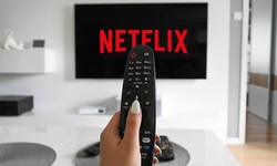 Une télécommande et Netflix
