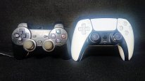 Comparaison DualSense manette DualShock 2 PS2 images (26)