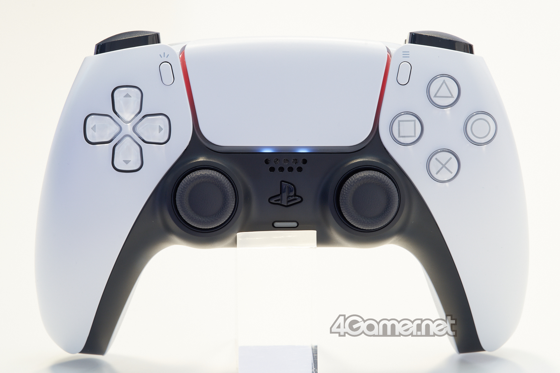 PS5 : les fans règlent le problème de couleur de la DualSense et imaginent  leurs versions custom