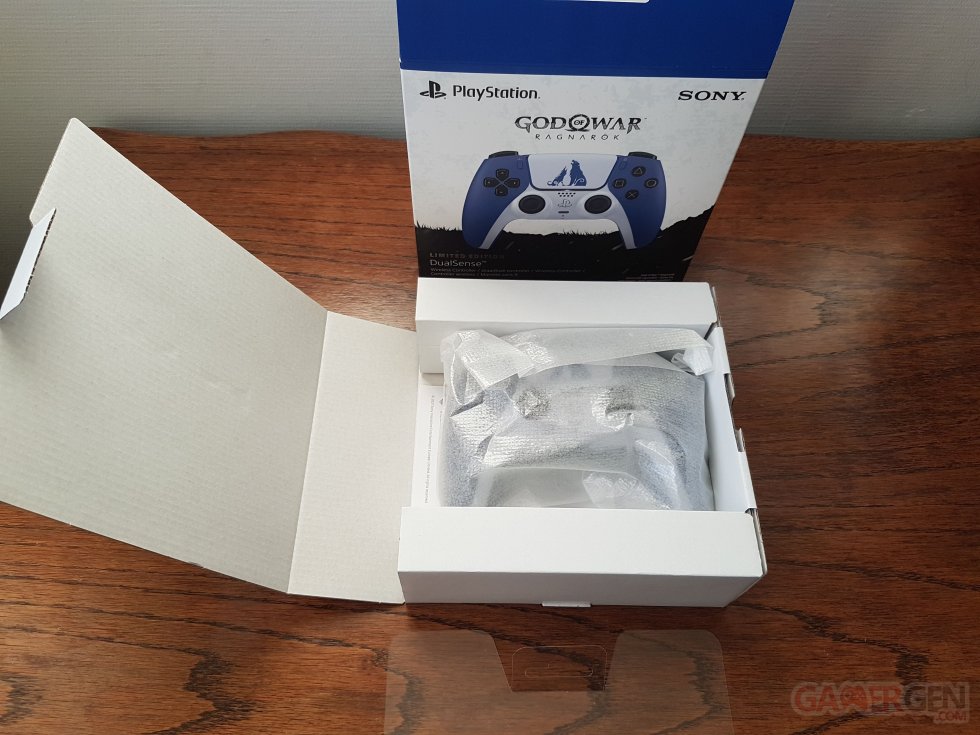 DualSense-PS5-manette-édition-Gof-of-War-Ragnarök-unboxing-06-13-11-2022