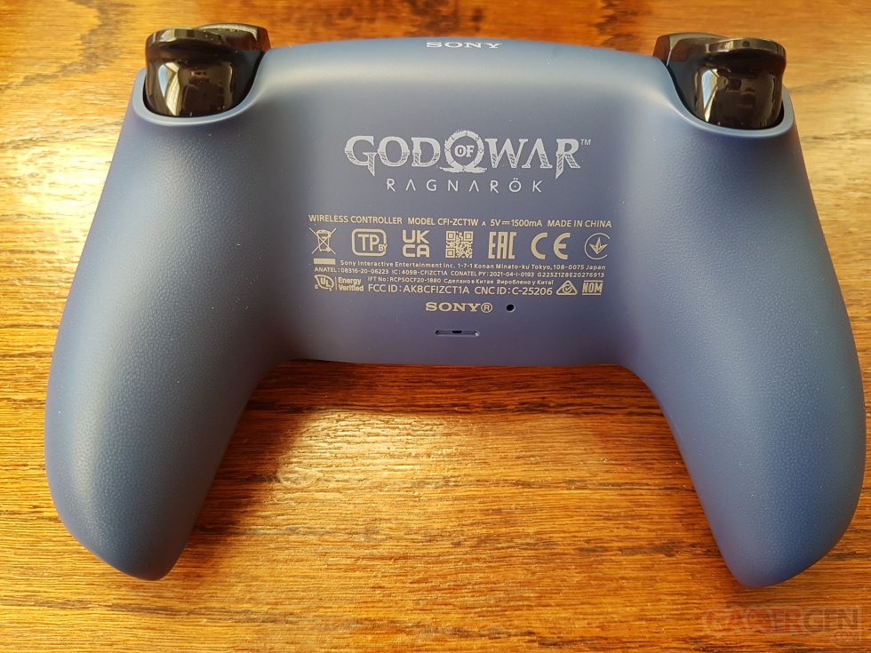 DualSense-PS5-manette-édition-Gof-of-War-Ragnarök-unboxing-12-13-11-2022