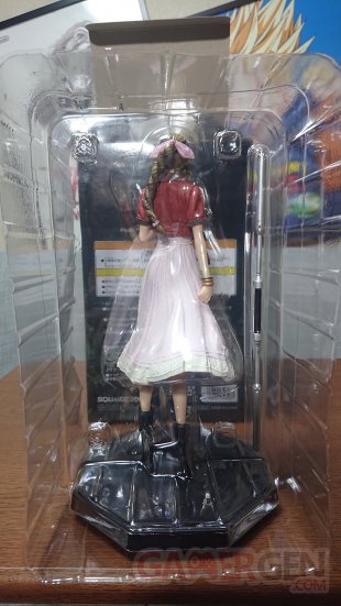 Final Fantasy VII Remake figurine unboxing deballage Aerith (25)