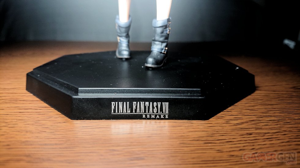 Final Fantasy VII Remake figurine unboxing deballage Aerith (30)