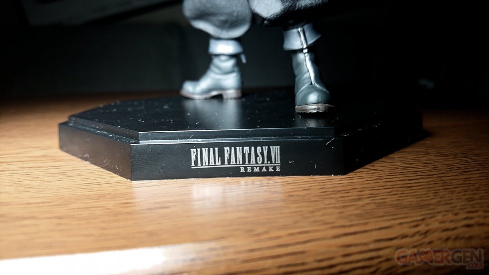 Final Fantasy VII Remake figurine unboxing deballage Cloud (30)