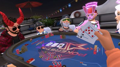 Groupe D'hommes âgés S'amusant Avec Des Cartes Pour Un Jeu De Poker En  Profitant Du Temps De Jeu Ensemble à La Maison