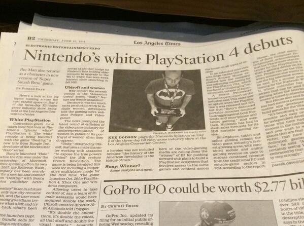 LA Times Fail PlayStation 4 blanche white