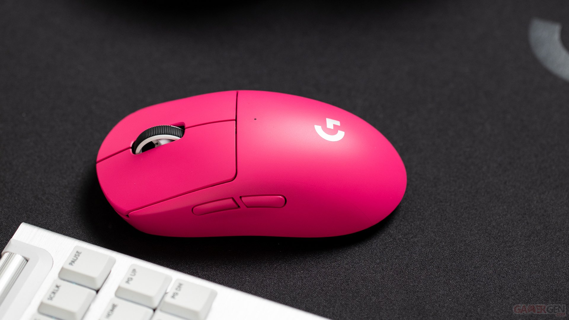Logitech Pro X Superlight : la souris légère et sans fil déclinée en rose 