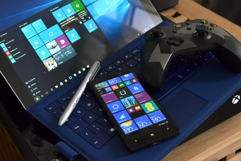 Microsoft-Family-Hardware-2015-console