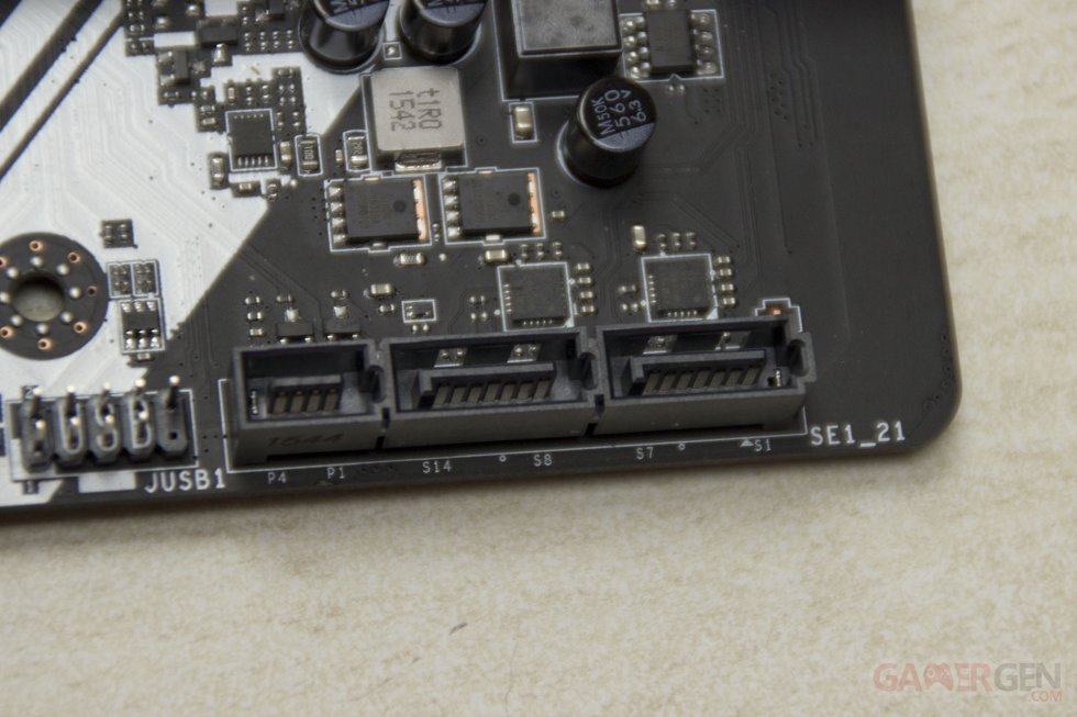MSI Z170A Krait Gaming R6 Siege Rainbow Six Ubisoft Carte mère Motherboard Intel  Unboxing Déballage Présentation Images Photos GamerGen_com Clint008 (10)