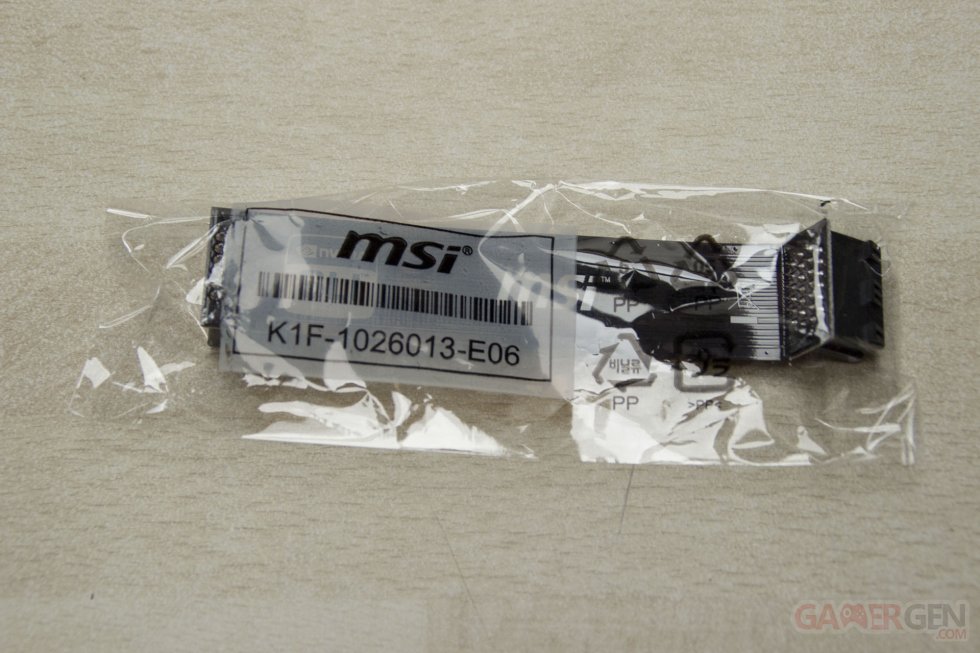MSI Z170A Krait Gaming R6 Siege Rainbow Six Ubisoft Carte mère Motherboard Intel  Unboxing Déballage Présentation Images Photos GamerGen_com Clint008 (16)