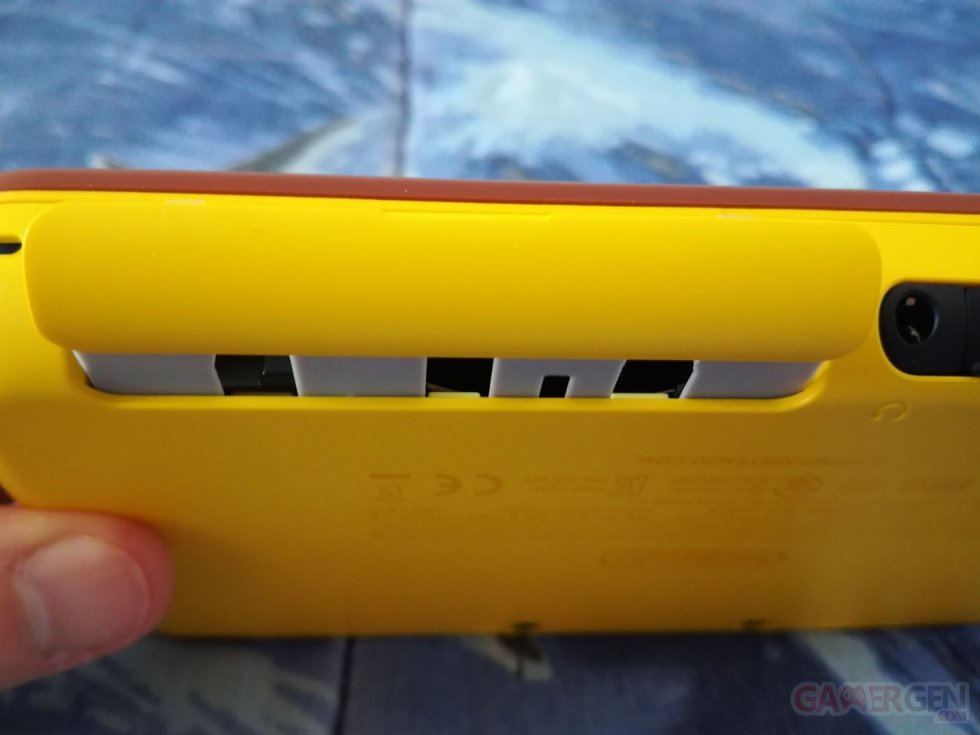 New-Nintendo-2DS-XL-Pikachu-Edition-unboxing-déballage-15-09-04-2018