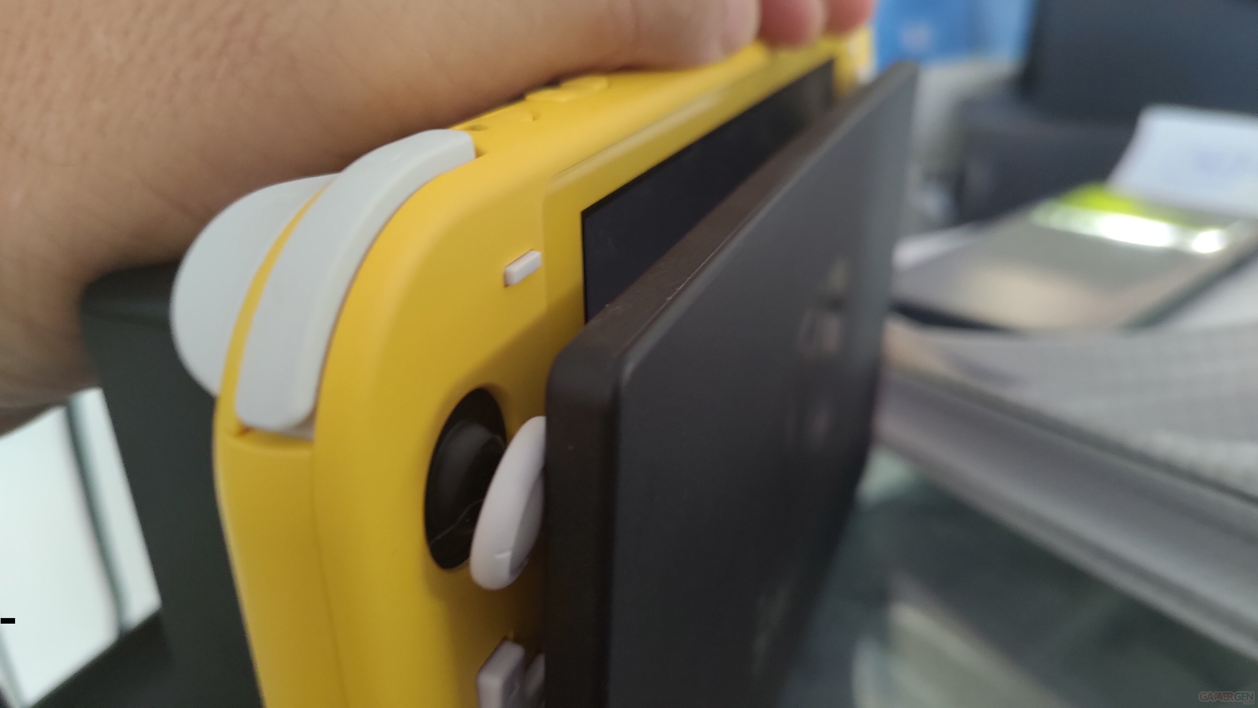 Switch Lite estil possible de mettre la console dans le dock et utiliser le mode TV