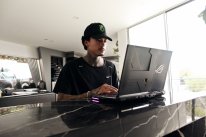 Nyjah uses the ROG Strix Nyjah Huston special edition in his daily life 1