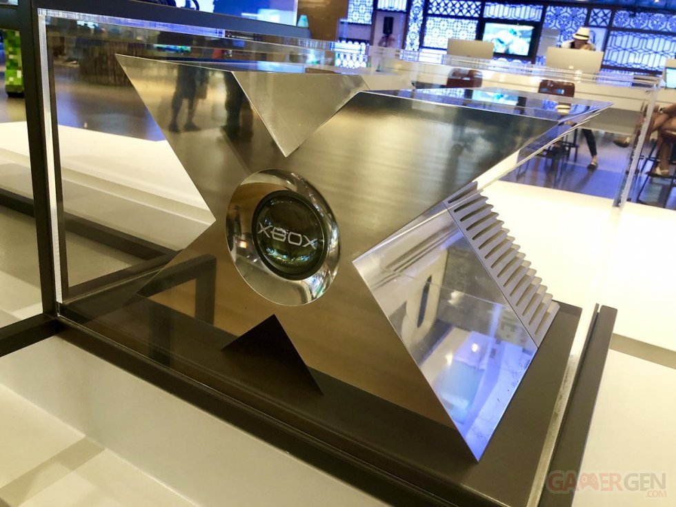 original Xbox prototype Bill Gates GDC 2000 keynote Microsoft Visitor Center