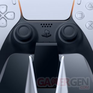 PlayStation 5 PS5 chargeur DualSense close up 01 29 10 2020