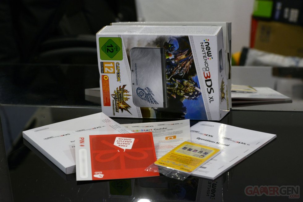 UNBOXING NEW 3DS MONSTER HUNTER 4 ULTIMATE EDITION 001_1