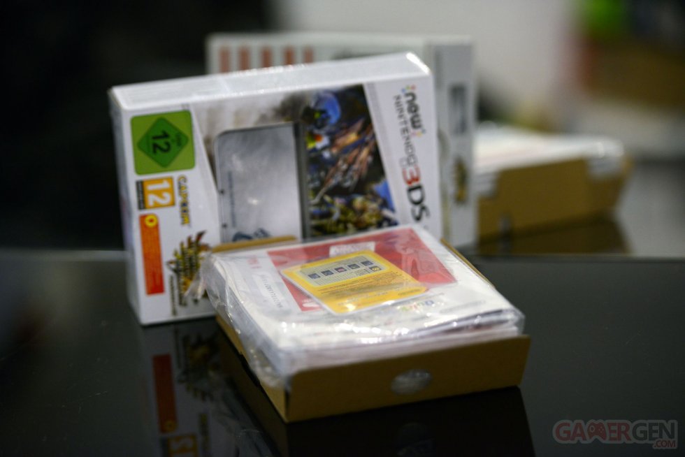 UNBOXING NEW 3DS MONSTER HUNTER 4 ULTIMATE EDITION 006_1