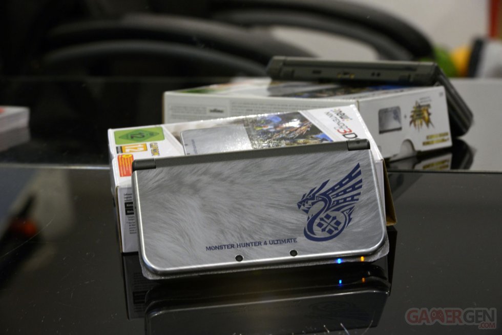 UNBOXING NEW 3DS MONSTER HUNTER 4 ULTIMATE EDITION 007_1