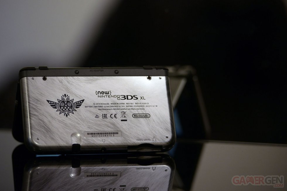 UNBOXING NEW 3DS MONSTER HUNTER 4 ULTIMATE EDITION 018_1