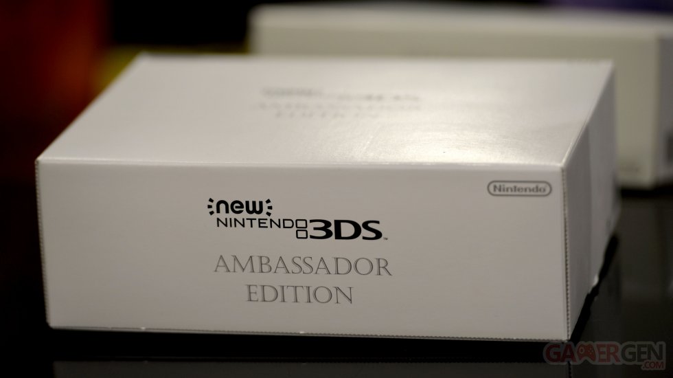 unboxing new nintendo 3DS Ambassador Edition 002