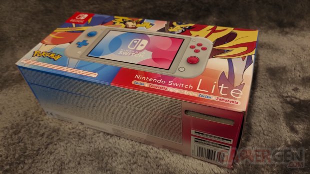 Unboxing   Nintendo Switch LITE Zacian Zamazenta Pokémon Collector 030